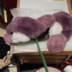 NWT Women's Super Fuzzy Plush Purple and White Slippers Size 9.5/10 Skid Resist